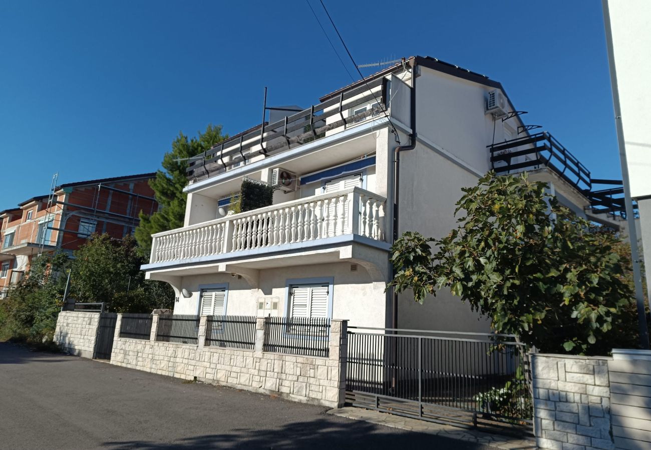 Appartement à Novi Vinodolski - Appartement de vacances à Novi Vinodolski avec vue sur la mer, balcon, climatisation et Wi-Fi (3667-3)