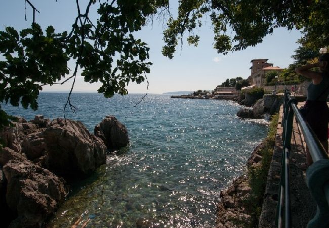 Appartement à Lovran - Appartement dans Lovran avec vue mer, terrasse, Climatisation, WIFI (3698-1) Appartement à Lovran - Appartement dans Lovran avec vue mer, terrasse, Climatisation, WIFI (3698-1)