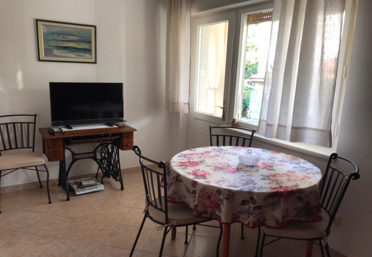 Appartement à Lovran - Appartement dans Lovran avec terrasse, Climatisation, WIFI, Machine à laver (3735-1)