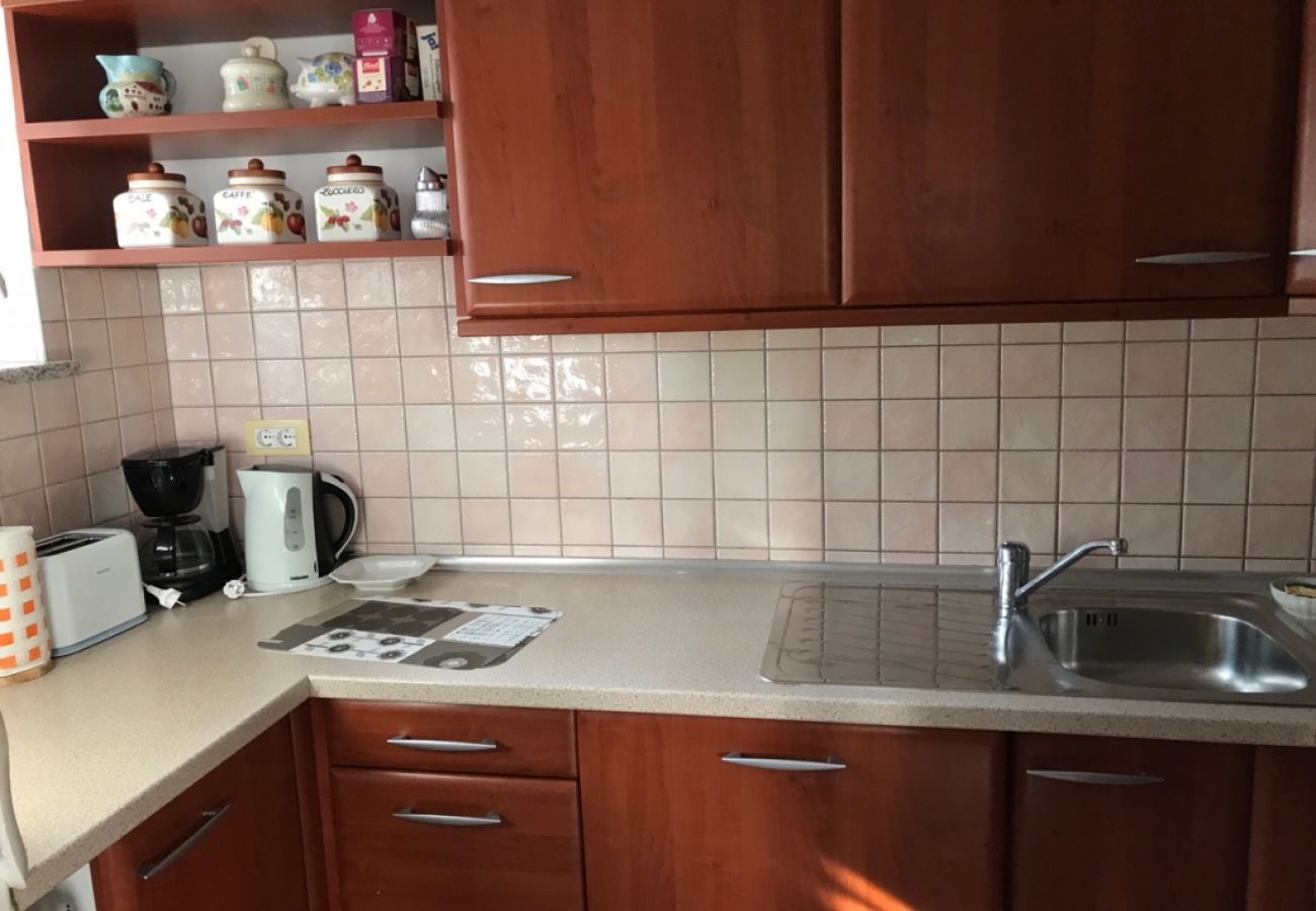 Appartement à Lovran - Appartement dans Lovran avec terrasse, Climatisation, WIFI, Machine à laver (3735-1)