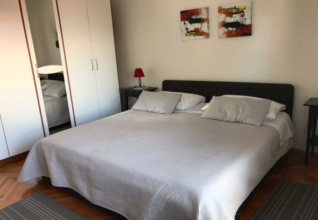 Appartement à Lovran - Appartement dans Lovran avec terrasse, Climatisation, WIFI, Machine à laver (3735-1)