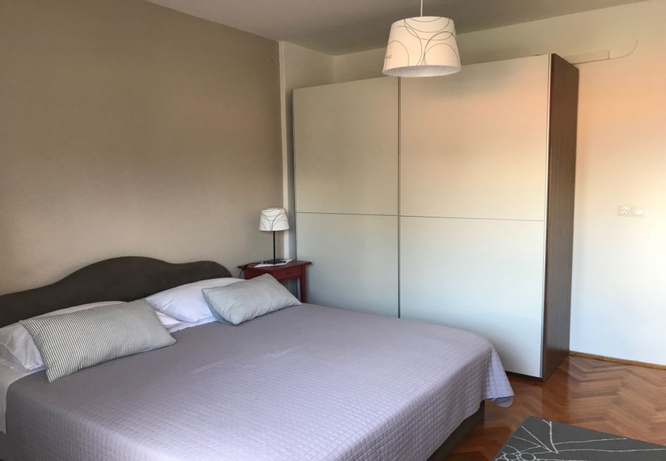 Appartement à Lovran - Appartement dans Lovran avec terrasse, Climatisation, WIFI, Machine à laver (3735-1)