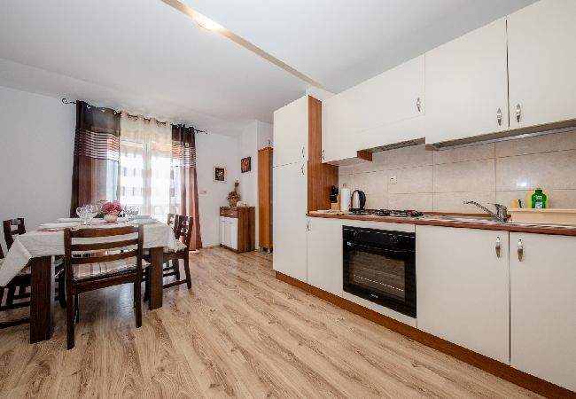 Appartement à Mundanije - Appartement dans Mundanije avec vue mer, terrasse, Climatisation, WIFI (3748-3) Appartement à Mundanije - Appartement dans Mundanije avec vue mer, terrasse, Climatisation, WIFI (3748-3)