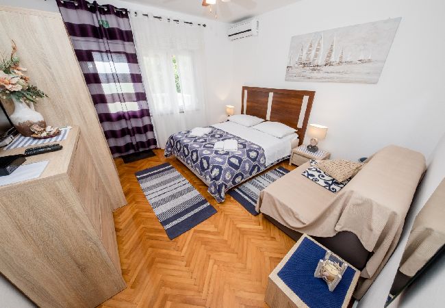 Appartement à Mundanije - Appartement dans Mundanije avec vue mer, terrasse, Climatisation, WIFI (3748-4) Appartement à Mundanije - Appartement dans Mundanije avec vue mer, terrasse, Climatisation, WIFI (3748-4)