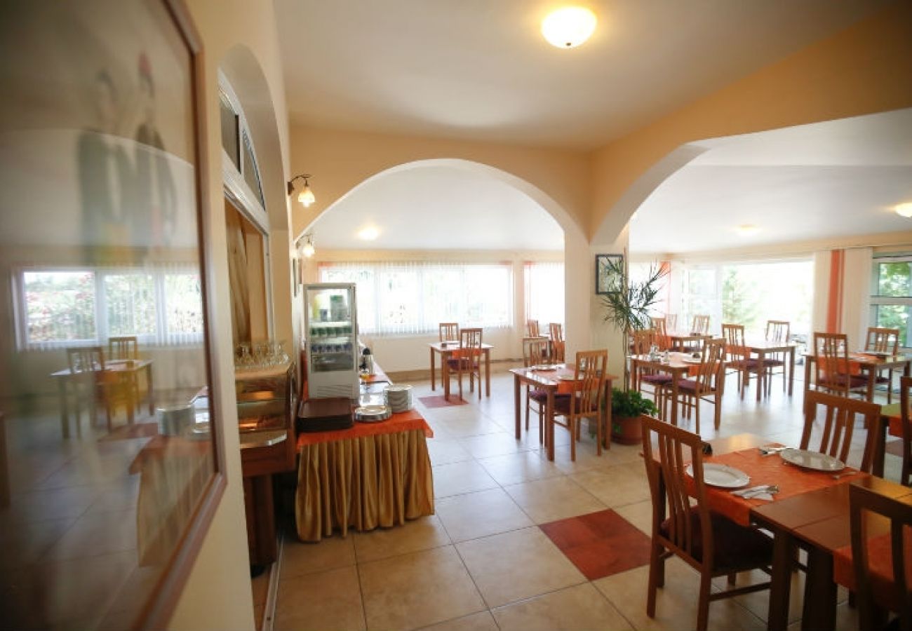 Chambres d'hôtes à Novalja - Chambre dans Novalja avec Balcon, Climatisation, WIFI (3764-2)