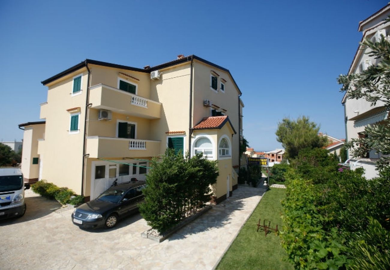 Chambres d'hôtes à Novalja - Chambre dans Novalja avec vue mer, Balcon, Climatisation, WIFI (3764-4)