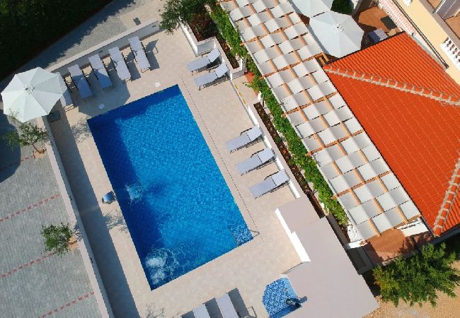 Chambres d'hôtes à Novalja - Chambre dans Novalja avec vue mer, Balcon, Climatisation, WIFI (3764-5) Chambres d'hôtes à Novalja - Chambre dans Novalja avec vue mer, Balcon, Climatisation, WIFI (3764-5)