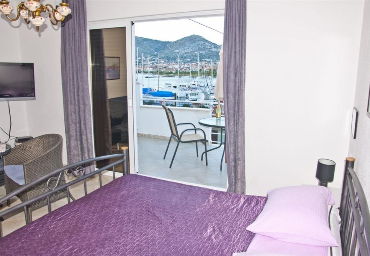 Appartement à Trogir - Appartement dans Trogir avec vue mer, terrasse, Climatisation, WIFI (3788-2)