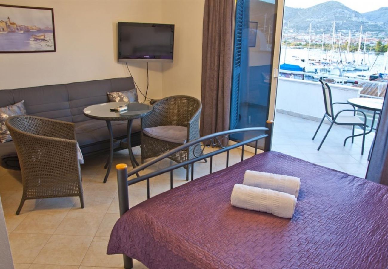 Appartement à Trogir - Appartement dans Trogir avec vue mer, terrasse, Climatisation, WIFI (3788-2)