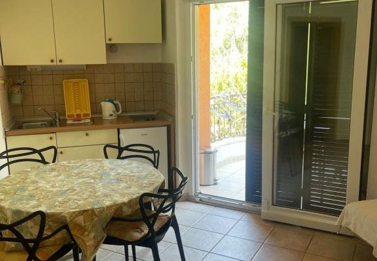 Appartement à Podgora - Appartement dans Podgora avec vue mer, terrasse, Climatisation, WIFI (3812-6)