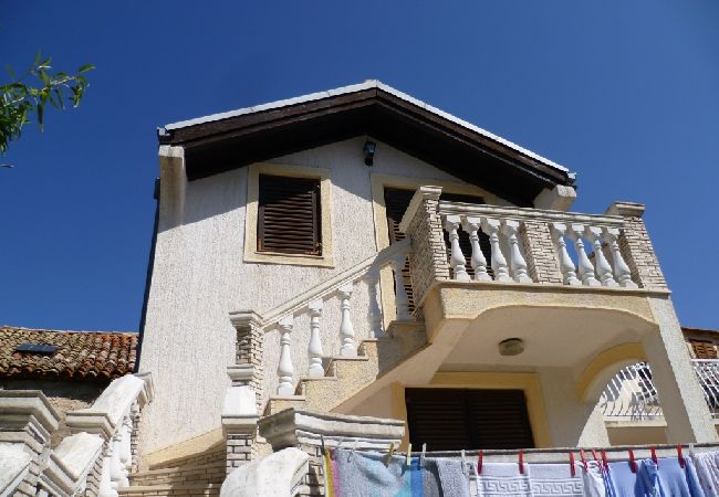 Appartement à Zlarin - Appartement dans Zlarin avec Balcon, WIFI, Machine à laver (3813-1) Appartement à Zlarin - Appartement dans Zlarin avec Balcon, WIFI, Machine à laver (3813-1)