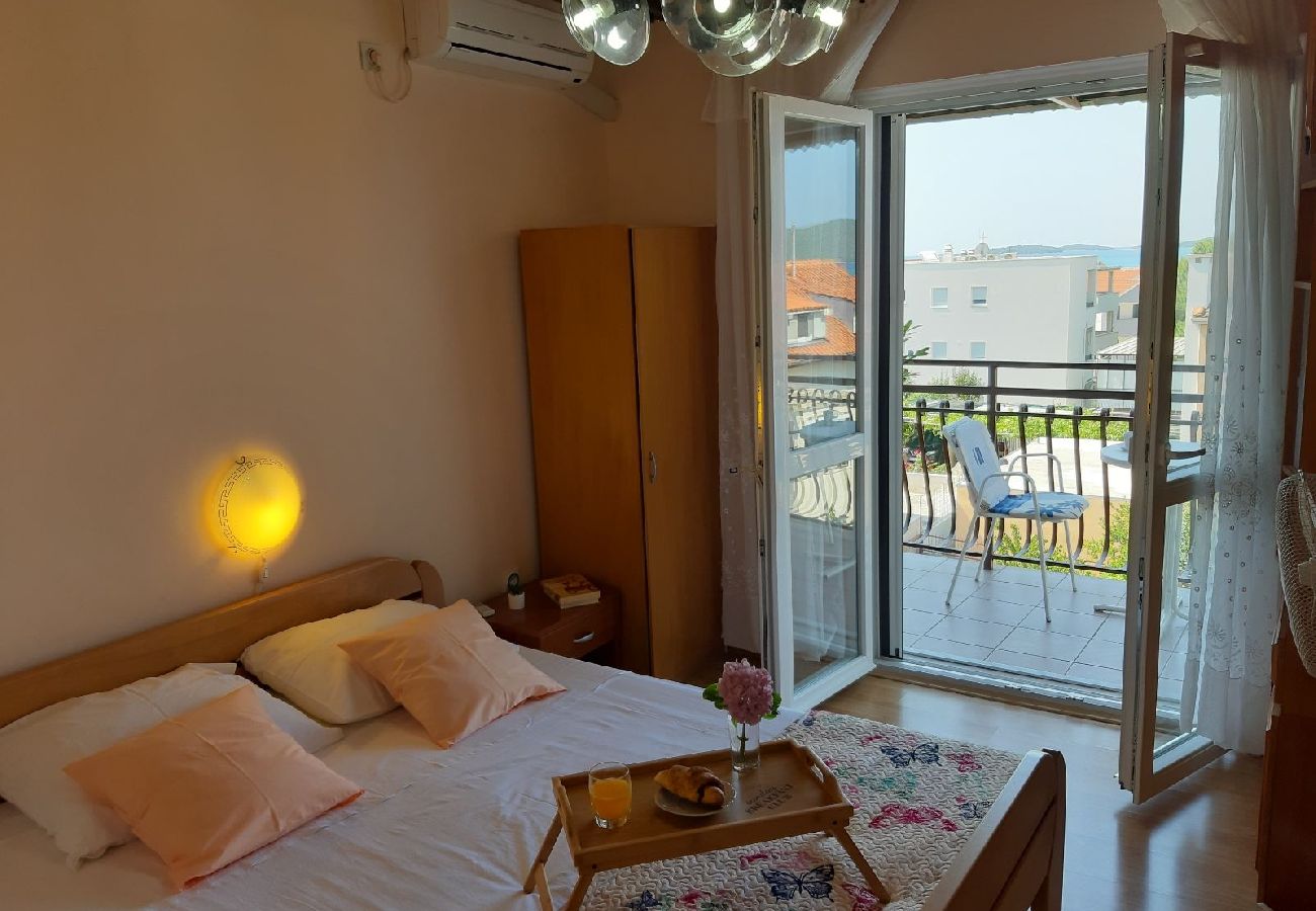 Appartement à Sibenik - Appartement dans Brodarica avec vue mer, Balcon, Climatisation, WIFI (3814-2)