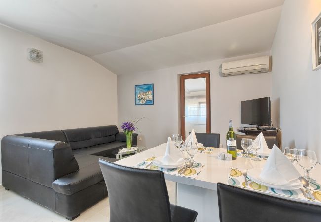 Appartement à Štinjan - Appartement dans Štinjan avec vue mer, terrasse, Climatisation, WIFI (3326-2) Appartement à Štinjan - Appartement dans Štinjan avec vue mer, terrasse, Climatisation, WIFI (3326-2)
