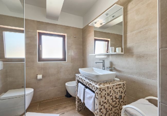 Appartement à Štinjan - Appartement dans Štinjan avec vue mer, terrasse, Climatisation, WIFI (3326-2) Appartement à Štinjan - Appartement dans Štinjan avec vue mer, terrasse, Climatisation, WIFI (3326-2)