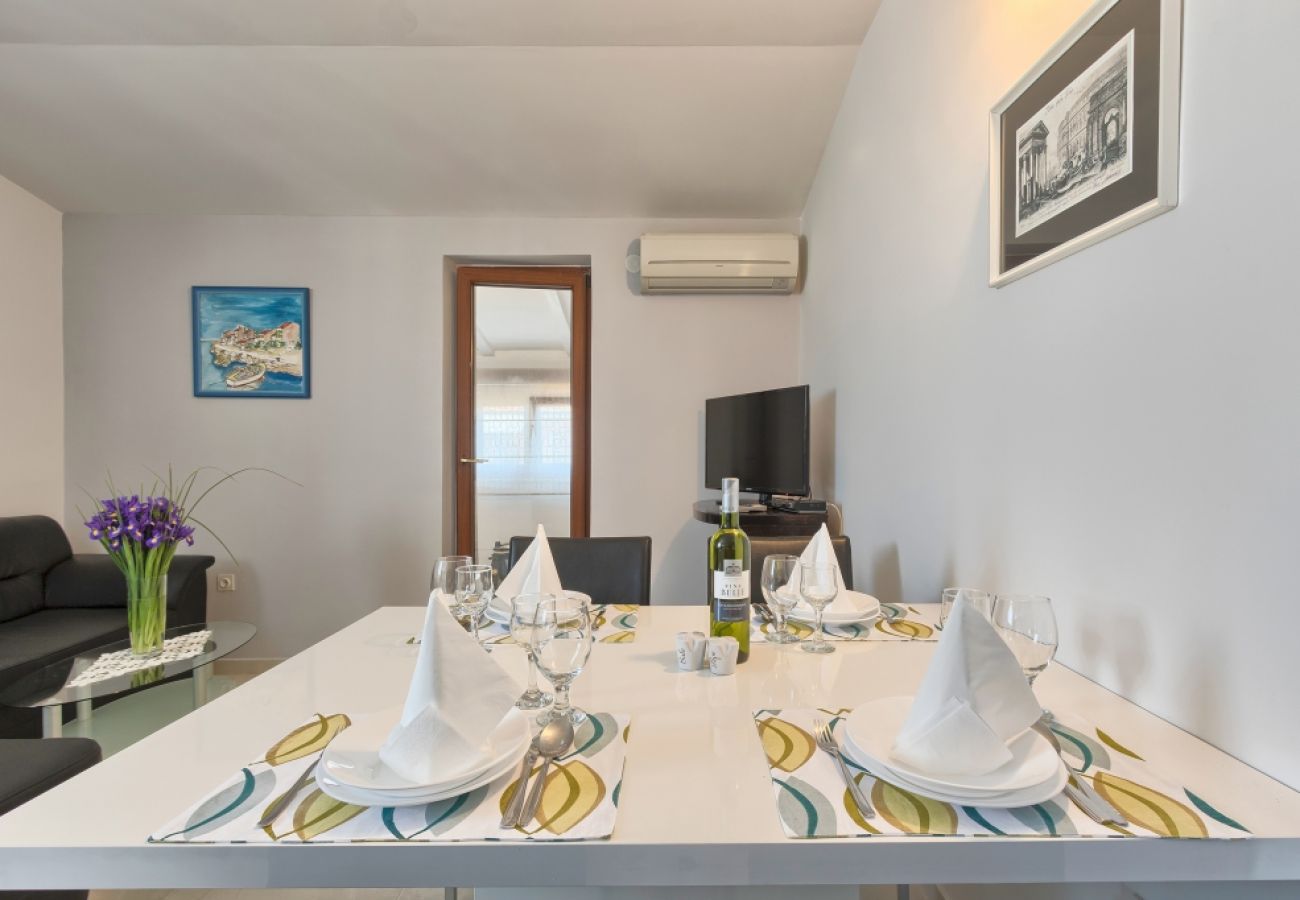 Appartement à Štinjan - Appartement dans Štinjan avec vue mer, terrasse, Climatisation, WIFI (3326-2)