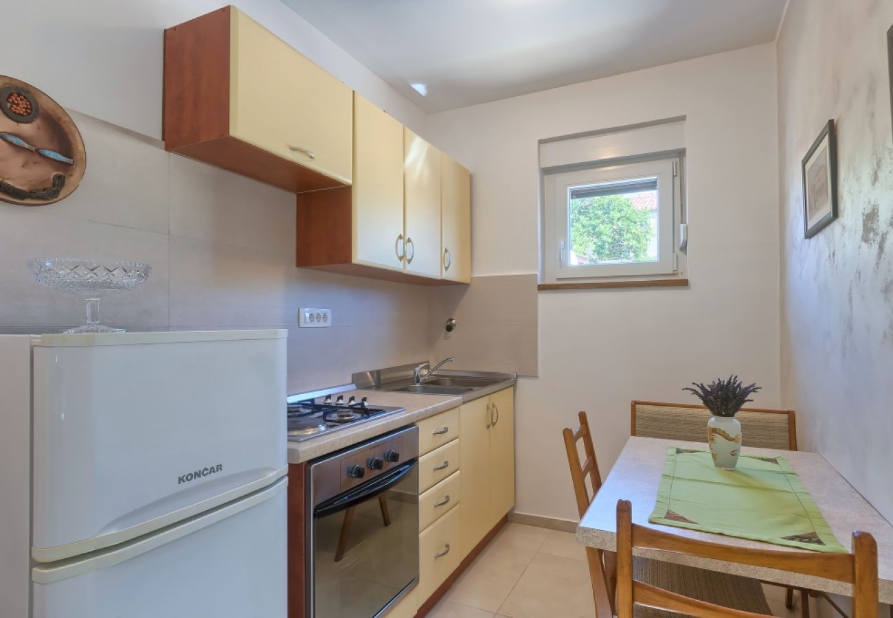 Appartement à Štinjan - Appartement dans Štinjan avec vue mer, Climatisation, WIFI, Machine à laver (3326-4)