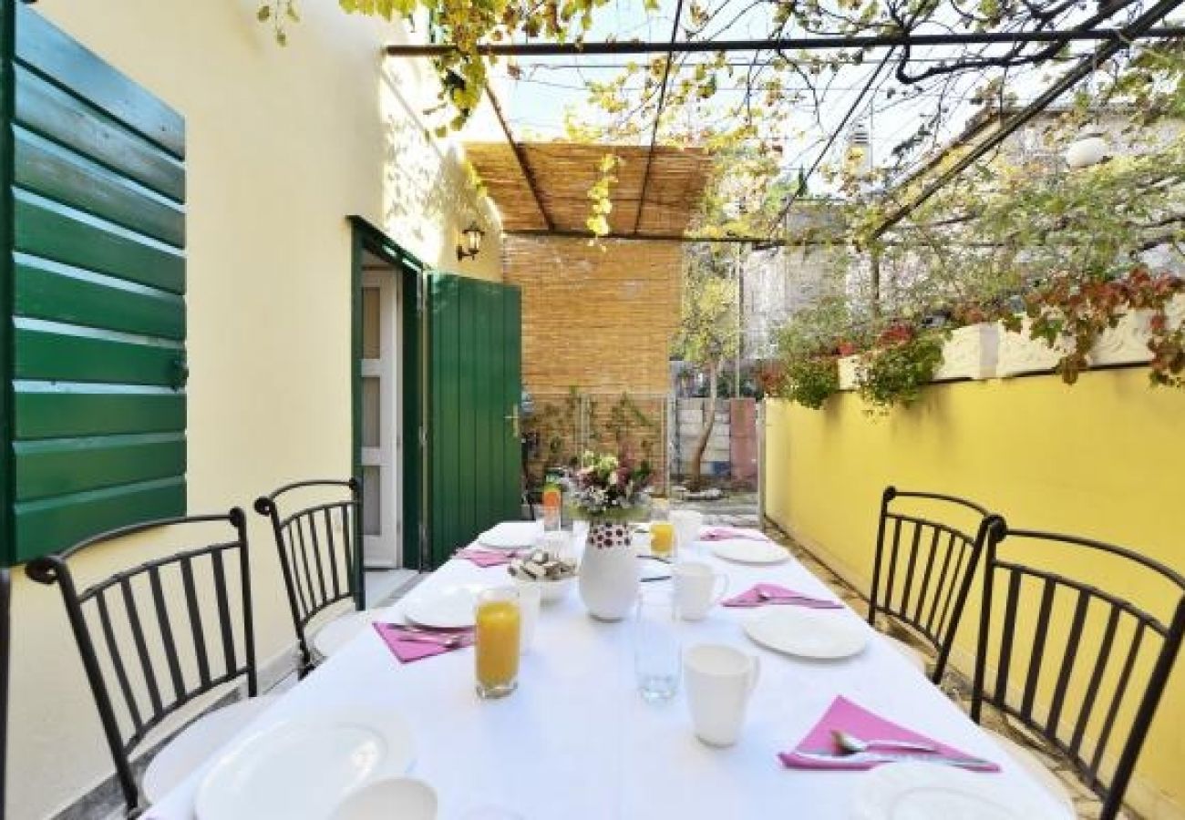 Maison à Omiš - Maison de vacances dans Omiš avec terrasse, Climatisation, WIFI, Machine à laver (4183-1)