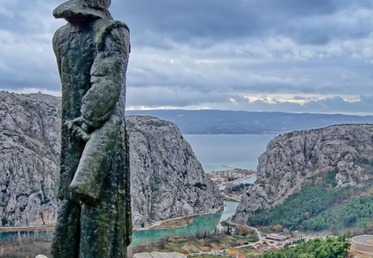 Maison à Omiš - Maison de vacances dans Omiš avec terrasse, Climatisation, WIFI, Machine à laver (4183-1)