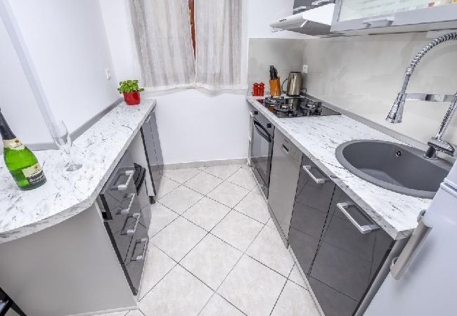 Appartement à Rogoznica - Appartement dans Rogoznica avec terrasse, Climatisation, WIFI, Lave-vaisselle (3338-1) Appartement à Rogoznica - Appartement dans Rogoznica avec terrasse, Climatisation, WIFI, Lave-vaisselle (3338-1)