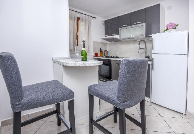 Appartement à Rogoznica - Appartement dans Rogoznica avec terrasse, Climatisation, WIFI, Lave-vaisselle (3338-1) Appartement à Rogoznica - Appartement dans Rogoznica avec terrasse, Climatisation, WIFI, Lave-vaisselle (3338-1)