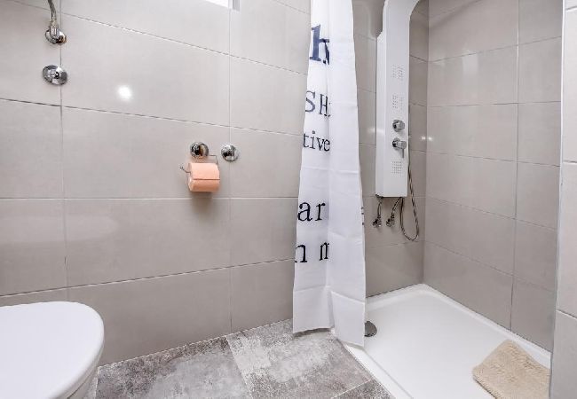 Appartement à Rogoznica - Appartement dans Rogoznica avec terrasse, Climatisation, WIFI, Lave-vaisselle (3338-1) Appartement à Rogoznica - Appartement dans Rogoznica avec terrasse, Climatisation, WIFI, Lave-vaisselle (3338-1)