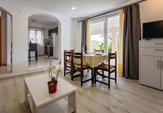 Appartement à Rogoznica - Appartement dans Rogoznica avec terrasse, Climatisation, WIFI, Lave-vaisselle (3338-1) Appartement à Rogoznica - Appartement dans Rogoznica avec terrasse, Climatisation, WIFI, Lave-vaisselle (3338-1)
