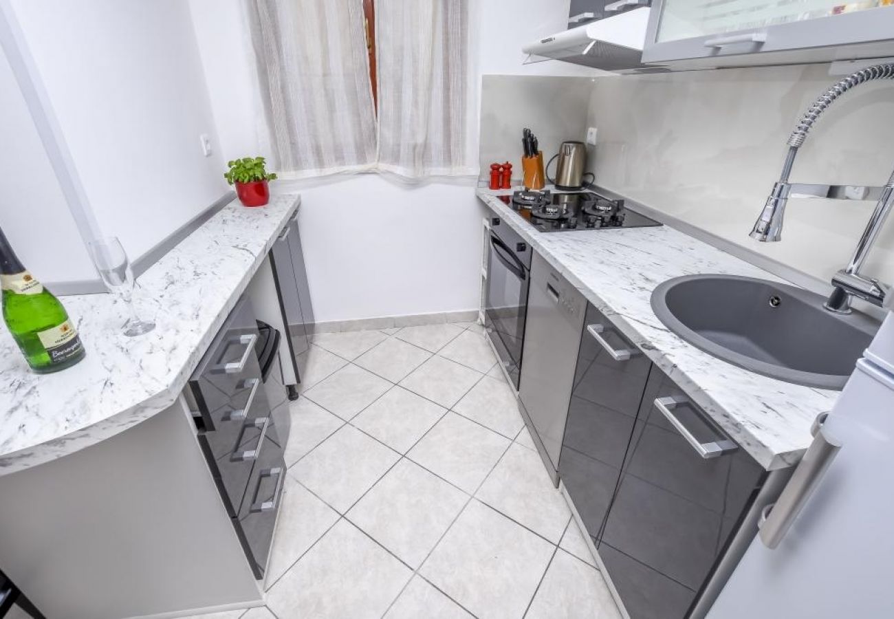 Appartement à Rogoznica - Appartement dans Rogoznica avec terrasse, Climatisation, WIFI, Lave-vaisselle (3338-1)