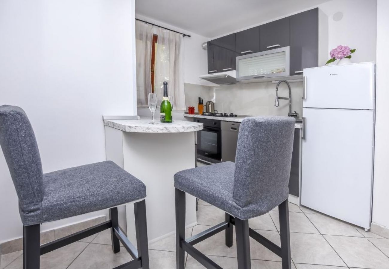 Appartement à Rogoznica - Appartement dans Rogoznica avec terrasse, Climatisation, WIFI, Lave-vaisselle (3338-1)