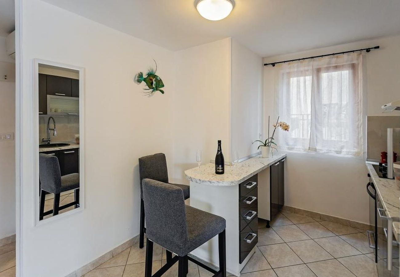 Appartement à Rogoznica - Appartement dans Rogoznica avec terrasse, Climatisation, WIFI, Lave-vaisselle (3338-1)