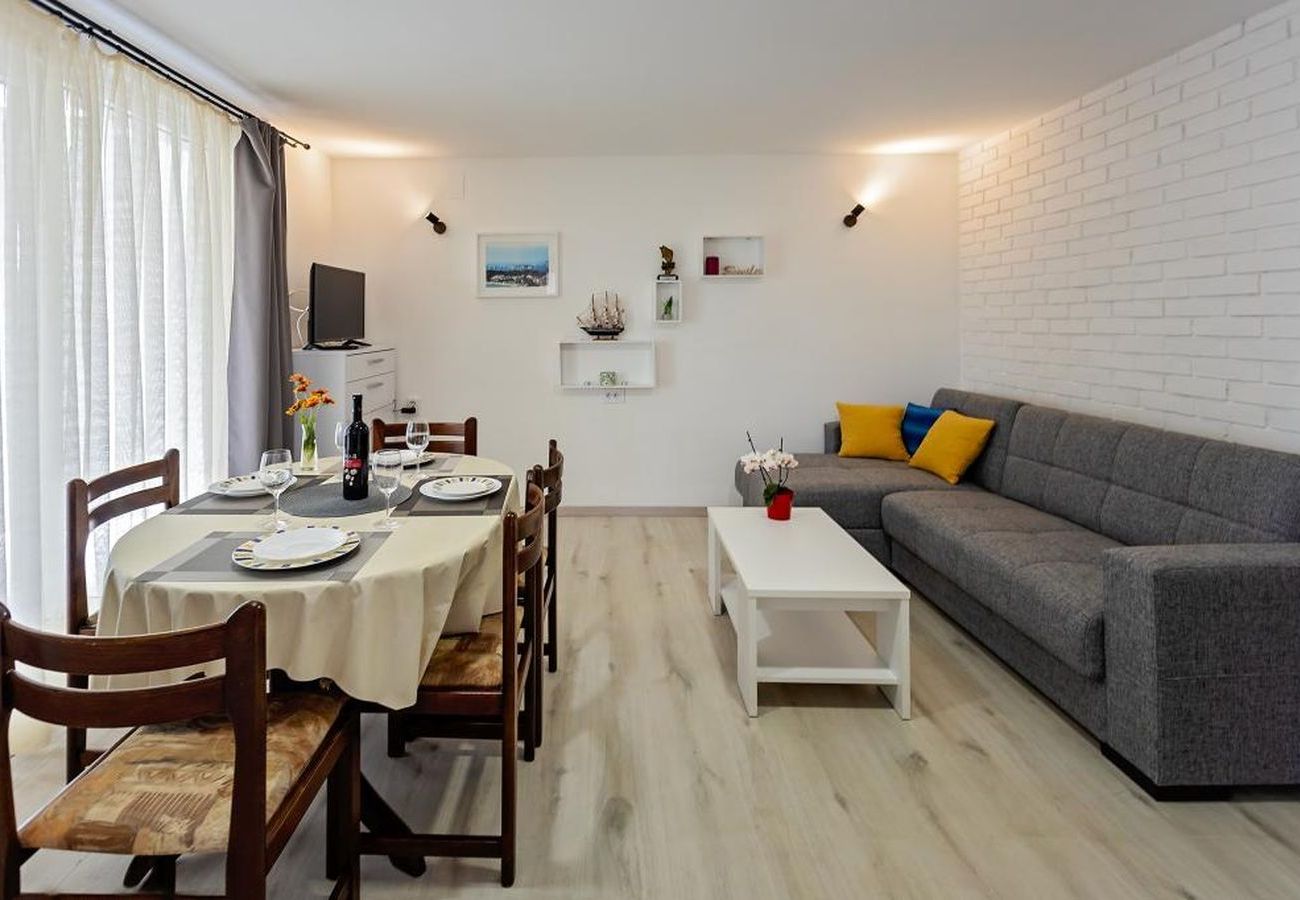 Appartement à Rogoznica - Appartement dans Rogoznica avec terrasse, Climatisation, WIFI, Lave-vaisselle (3338-1)