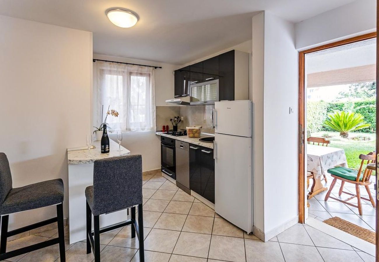 Appartement à Rogoznica - Appartement dans Rogoznica avec terrasse, Climatisation, WIFI, Lave-vaisselle (3338-1)