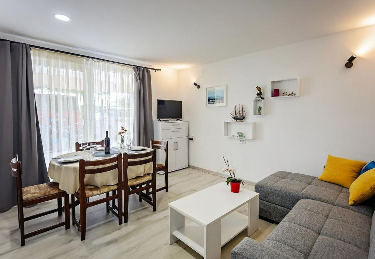 Appartement à Rogoznica - Appartement dans Rogoznica avec terrasse, Climatisation, WIFI, Lave-vaisselle (3338-1)