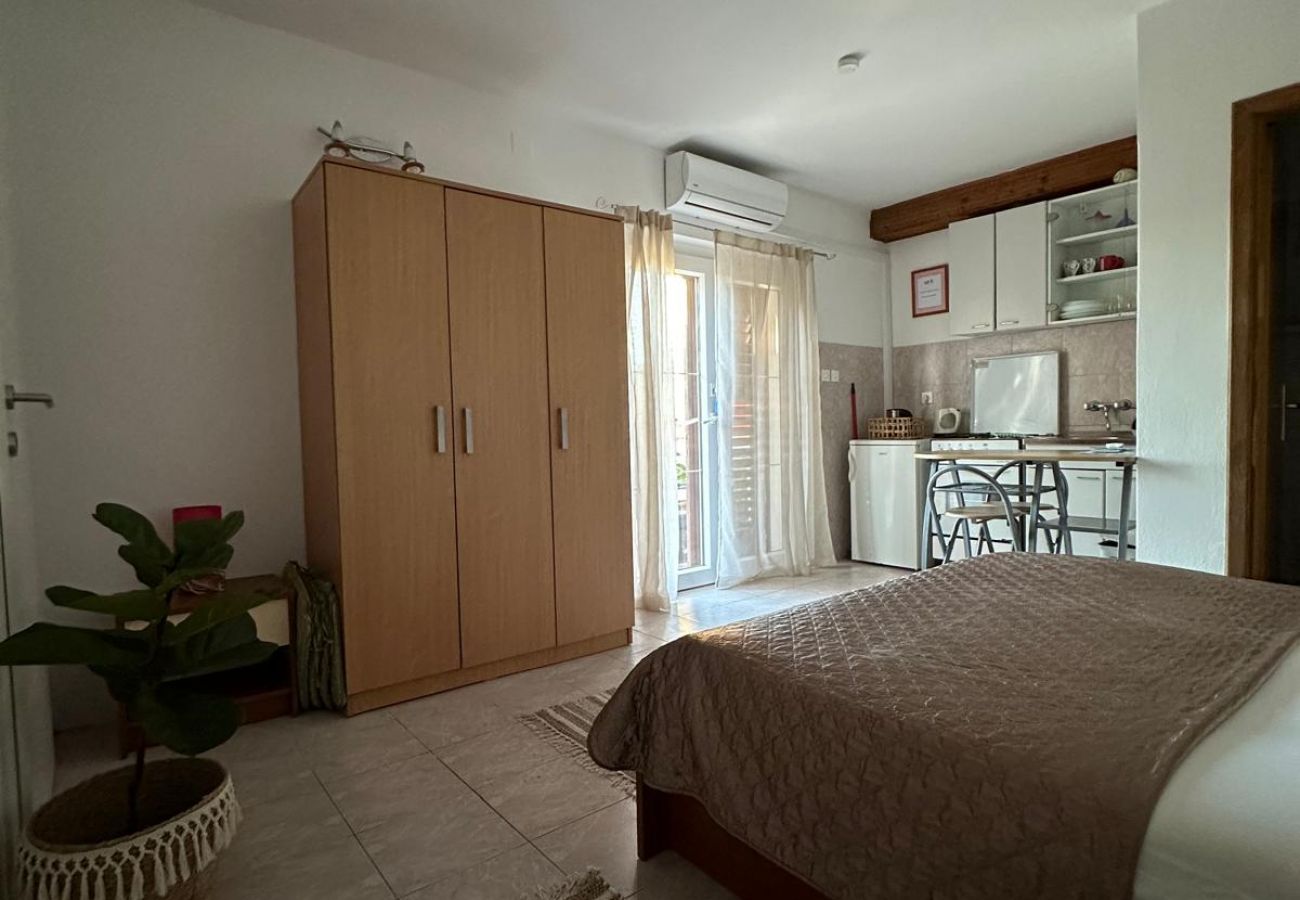 Appartement à Trpanj - Appartement dans Trpanj avec terrasse, Climatisation, WIFI, Machine à laver (4199-3)