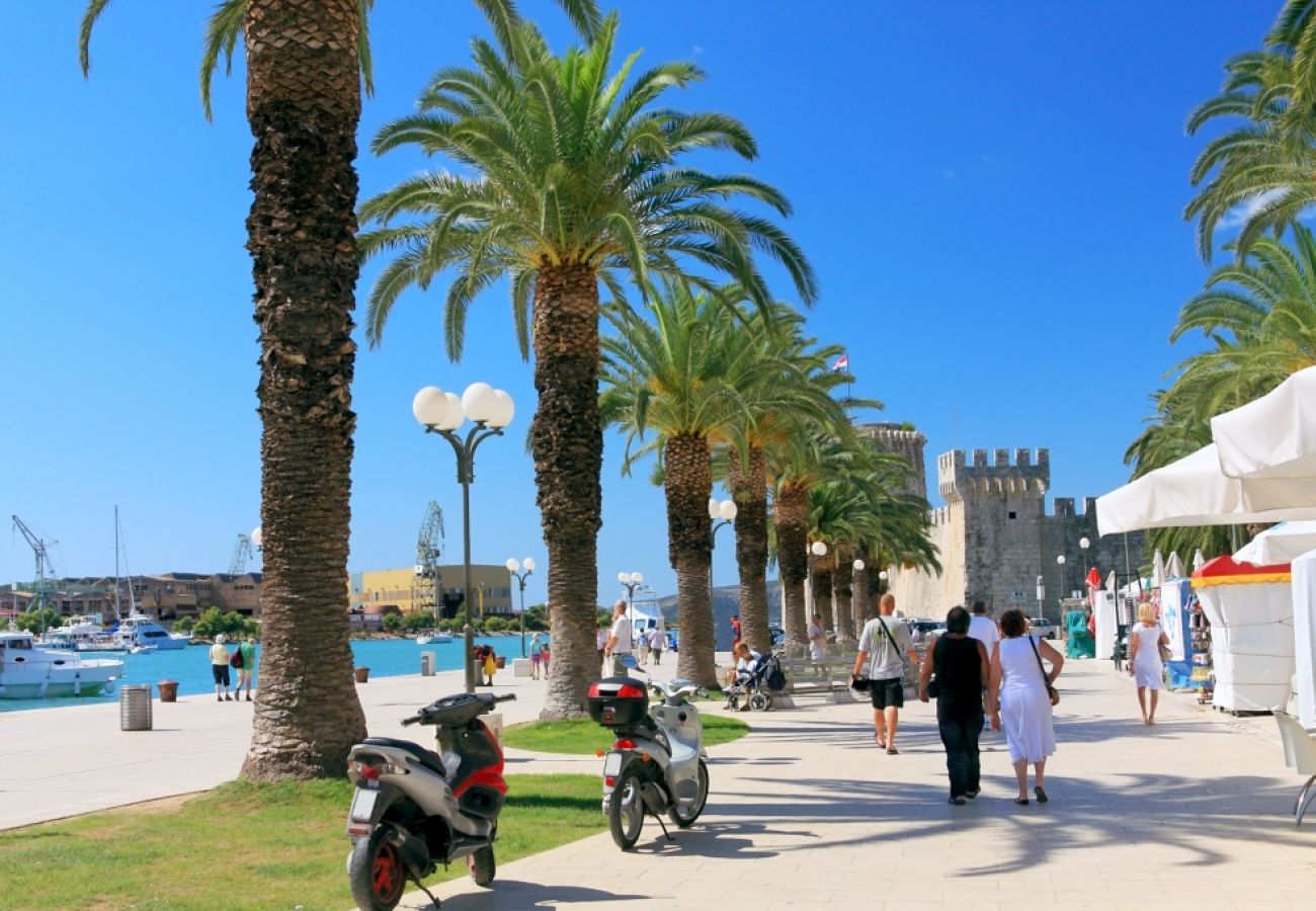 Appartement à Trogir - Ferienwohnung in Trogir mit Terrasse, Klimaanlage, W-LAN, Waschmaschine (4215-1)