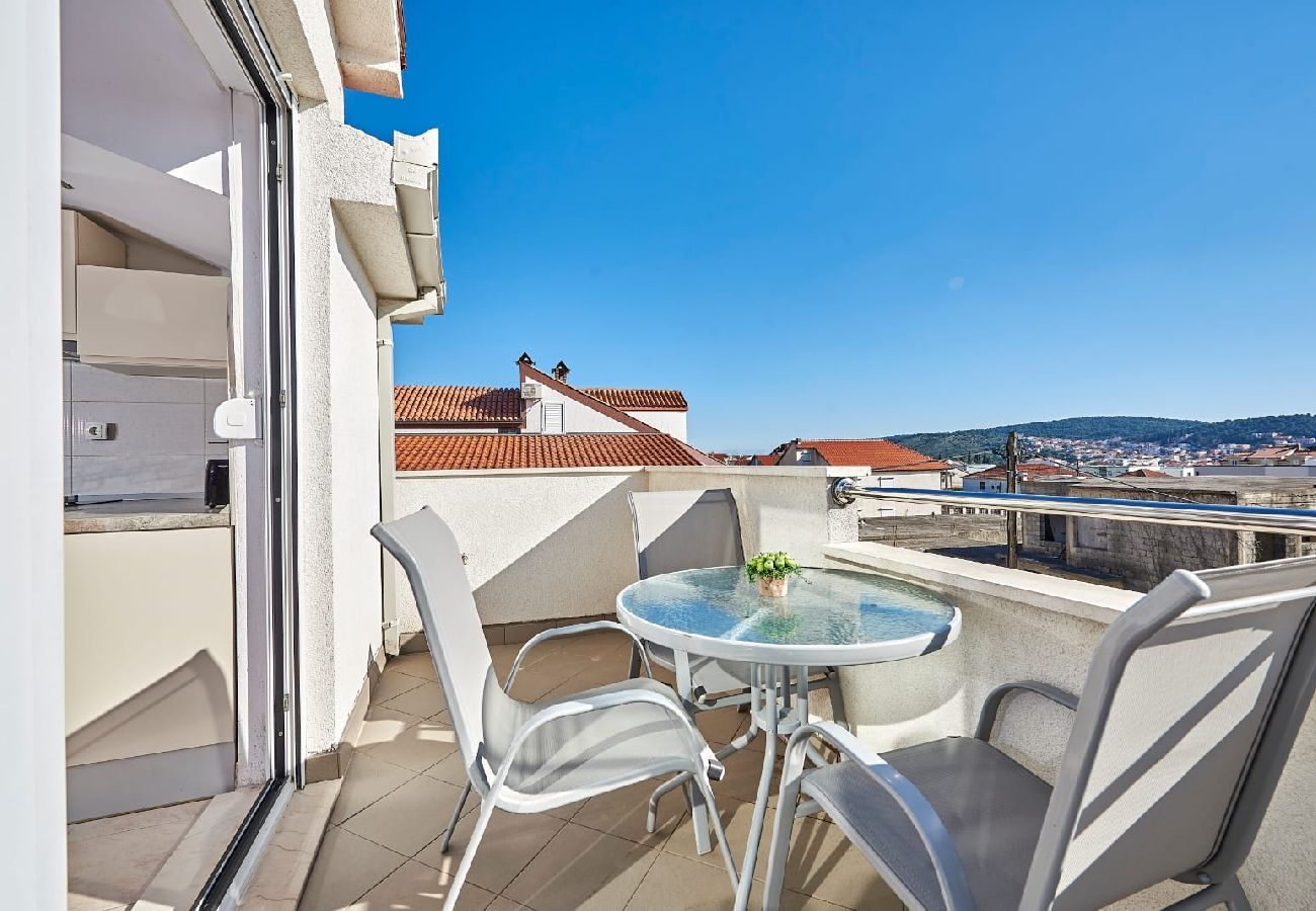 Appartement à Trogir - Ferienwohnung in Trogir mit Terrasse, Klimaanlage, W-LAN, Waschmaschine (4215-1)