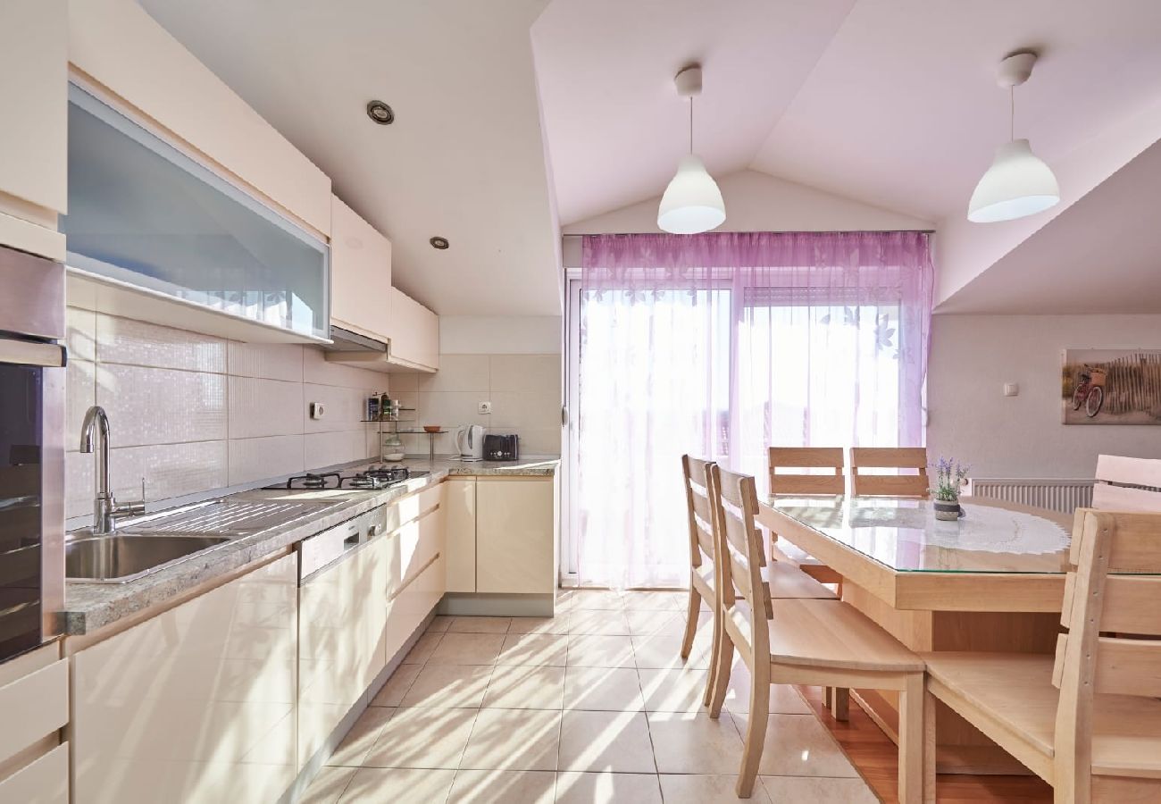 Appartement à Trogir - Ferienwohnung in Trogir mit Terrasse, Klimaanlage, W-LAN, Waschmaschine (4215-1)