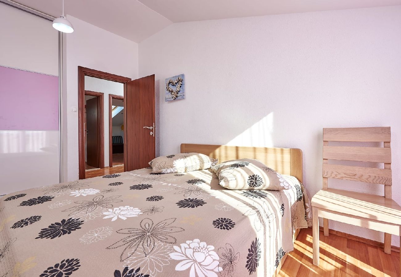 Appartement à Trogir - Ferienwohnung in Trogir mit Terrasse, Klimaanlage, W-LAN, Waschmaschine (4215-1)