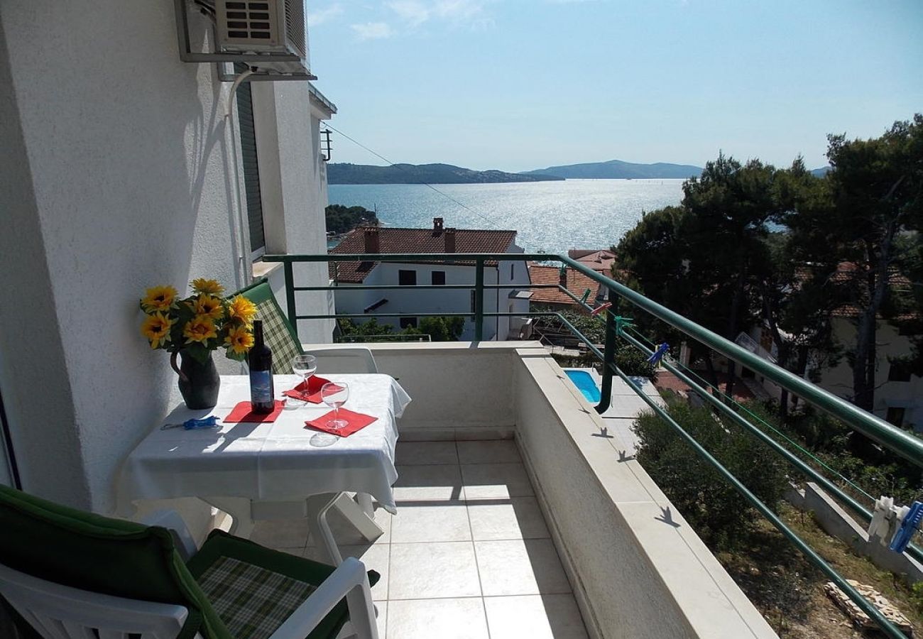 Appartement à Trogir - Appartement dans Trogir avec vue mer, Balcon, Climatisation, WIFI (4236-2)