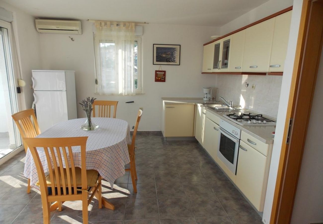 Appartement à Trogir - Appartement dans Trogir avec vue mer, Balcon, Climatisation, WIFI (4236-3)