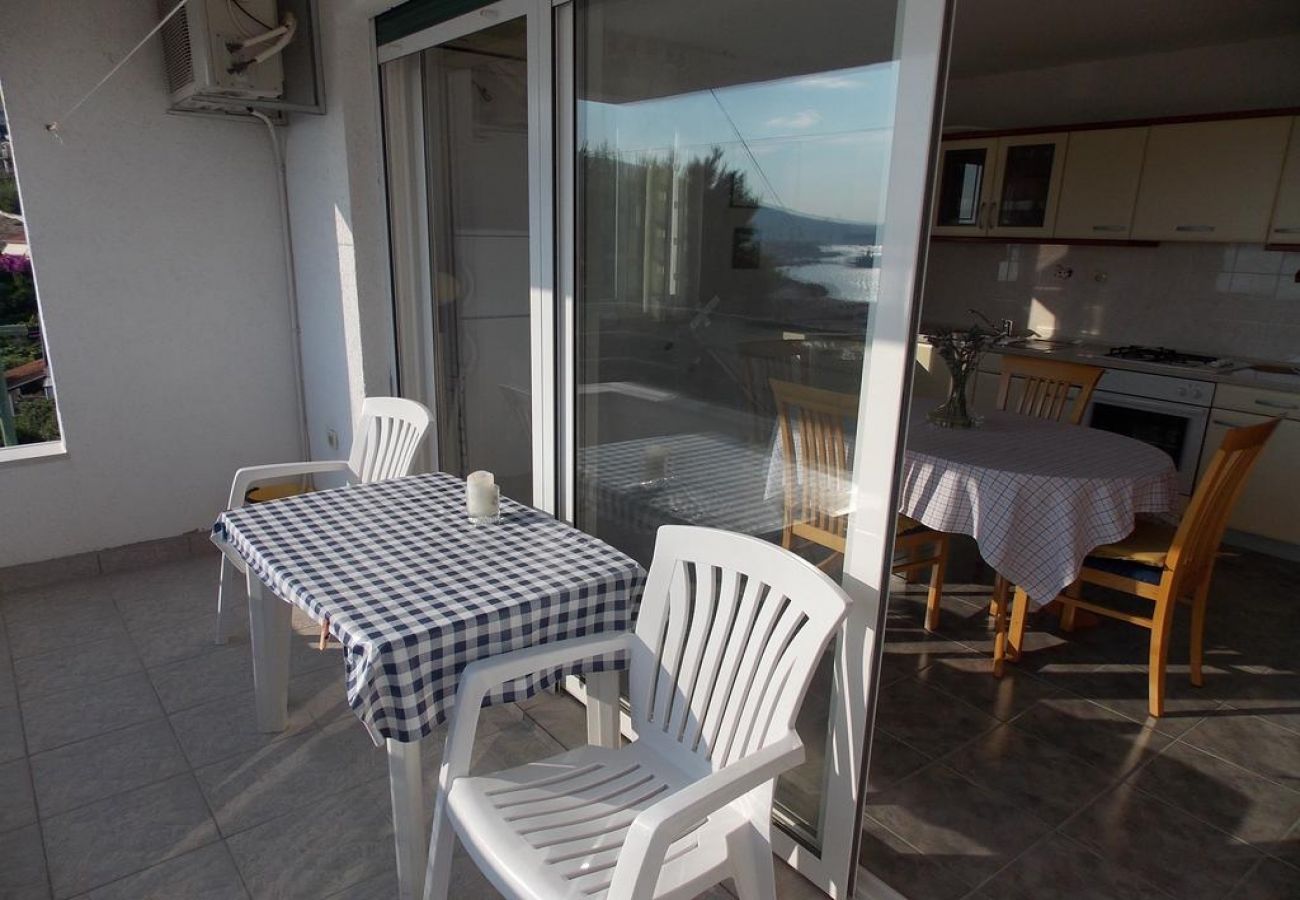 Appartement à Trogir - Appartement dans Trogir avec vue mer, Balcon, Climatisation, WIFI (4236-3)