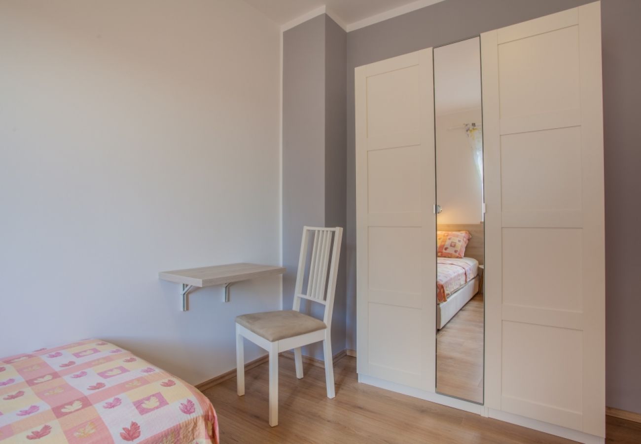 Appartement à Cres - Appartement dans Cres avec vue mer, Balcon, Climatisation, WIFI (4249-1)