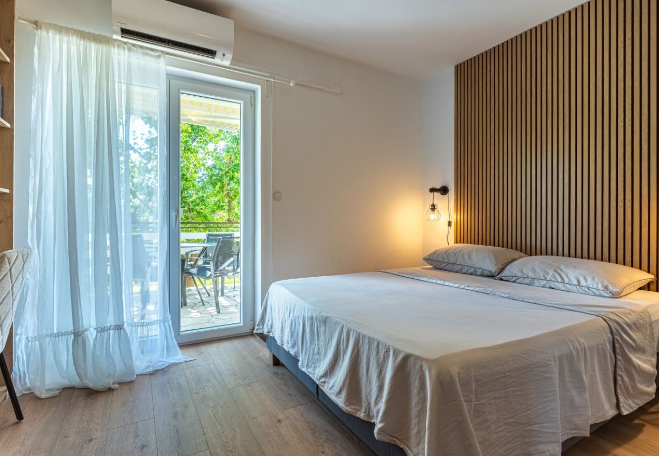 Appartement à Cres - Appartement dans Cres avec Balcon, Climatisation, WIFI, Machine à laver (4249-2)