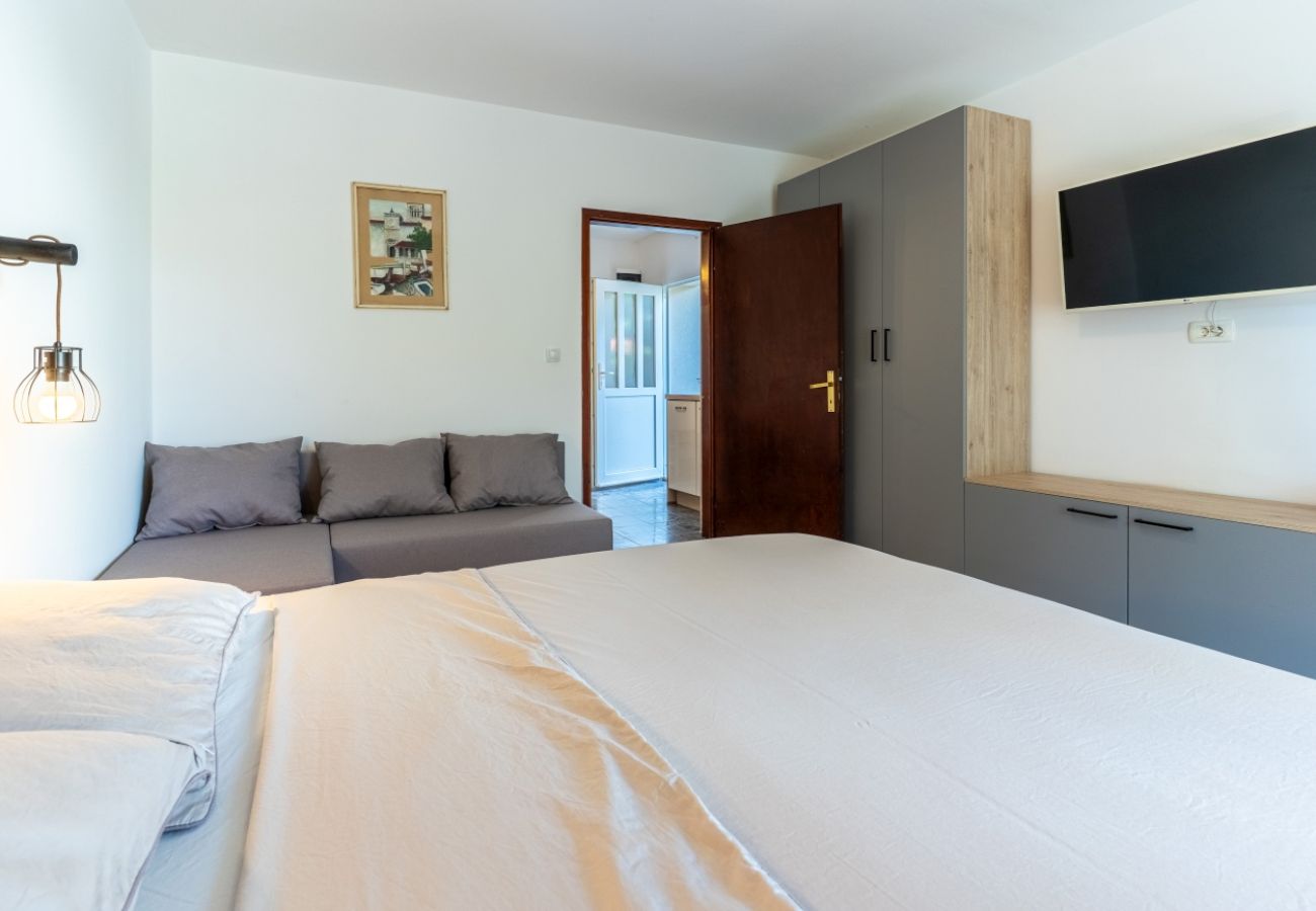 Appartement à Cres - Appartement dans Cres avec Balcon, Climatisation, WIFI, Machine à laver (4249-2)