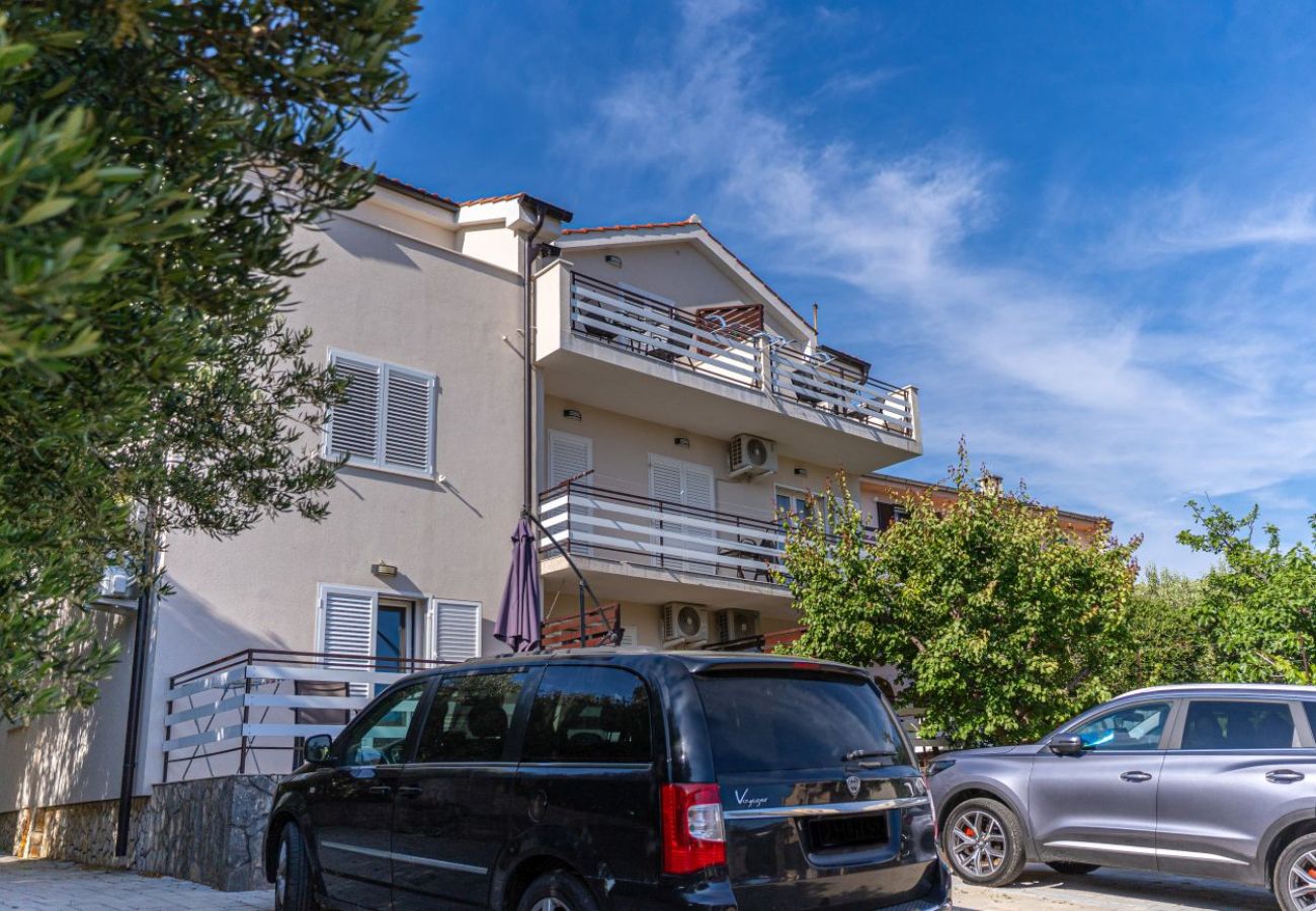 Appartement à Cres - Appartement dans Cres avec Balcon, Climatisation, WIFI, Machine à laver (4249-2)