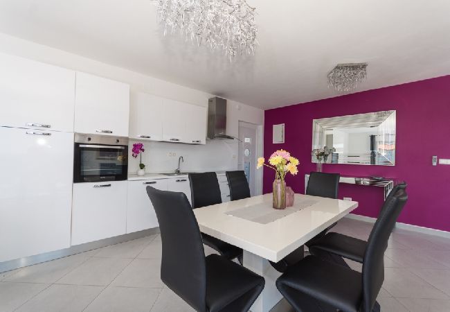 Appartement à Tribunj - Appartement dans Tribunj avec vue mer, terrasse, Climatisation, WIFI (4265-2) Appartement à Tribunj - Appartement dans Tribunj avec vue mer, terrasse, Climatisation, WIFI (4265-2)