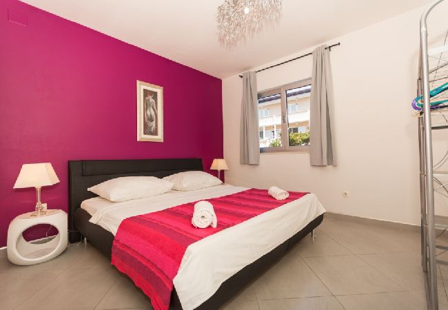 Appartement à Tribunj - Appartement dans Tribunj avec vue mer, terrasse, Climatisation, WIFI (4265-2) Appartement à Tribunj - Appartement dans Tribunj avec vue mer, terrasse, Climatisation, WIFI (4265-2)