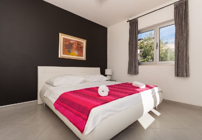 Appartement à Tribunj - Appartement dans Tribunj avec vue mer, terrasse, Climatisation, WIFI (4265-2) Appartement à Tribunj - Appartement dans Tribunj avec vue mer, terrasse, Climatisation, WIFI (4265-2)