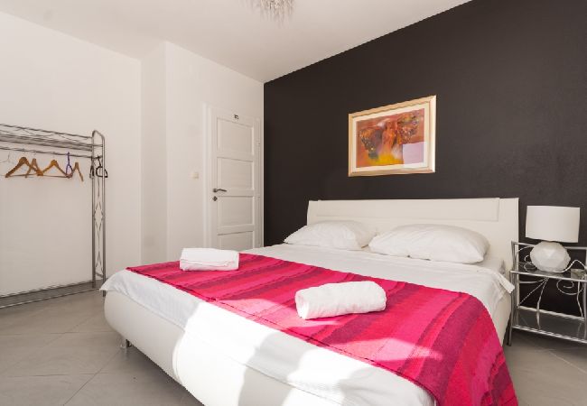 Appartement à Tribunj - Appartement dans Tribunj avec vue mer, terrasse, Climatisation, WIFI (4265-2) Appartement à Tribunj - Appartement dans Tribunj avec vue mer, terrasse, Climatisation, WIFI (4265-2)