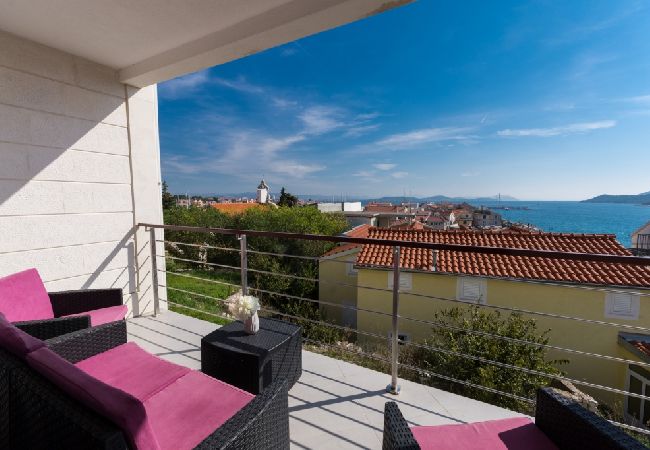 Appartement à Tribunj - Appartement dans Tribunj avec vue mer, terrasse, Climatisation, WIFI (4265-2) Appartement à Tribunj - Appartement dans Tribunj avec vue mer, terrasse, Climatisation, WIFI (4265-2)