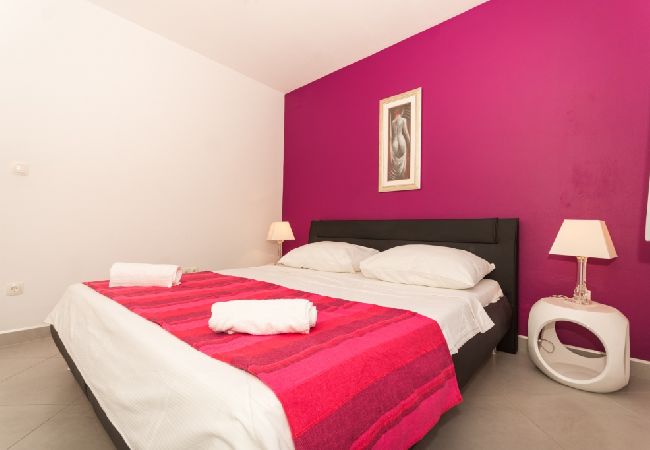 Appartement à Tribunj - Appartement dans Tribunj avec vue mer, terrasse, Climatisation, WIFI (4265-2) Appartement à Tribunj - Appartement dans Tribunj avec vue mer, terrasse, Climatisation, WIFI (4265-2)